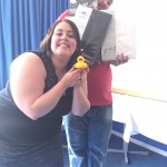 Klan Selvdød Gnu- Ferieophold, sengetøj (sort og hvidt) samt en gummiand