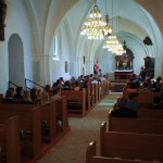 Gæsterne begynder at ankomme til kirken