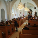 Kirken fyldes langsomt op