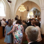 Bruden går ind i kirken