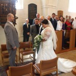 Brud og far ankommer til alteret