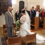 Brud og far ankommer til alteret