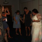 Der danses og spille luftguitar