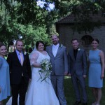 Brudepar samt brudepiger og the best men (fra venstre, Mikala, Mathias, Cecilie, Bjørn, Jan og Ida)