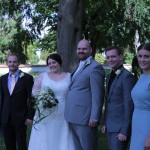 Brudepar samt brudepiger og the best men (fra venstre, Mikala, Mathias, Cecilie, Bjørn, Jan og Ida)