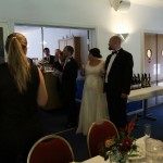 Brudeparret og toastmaster byder velkommen