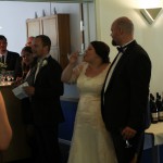 Brudeparret og toastmaster byder velkommen