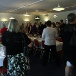 Gæsterne sætter sig til bords