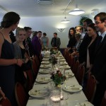 Gæsterne sætter sig til bords