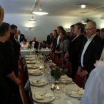 Gæsterne sætter sig til bords