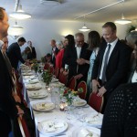 Gæsterne sætter sig til bords