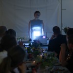 Ida holder tale/viser diasshow med billeder og indspillet sang