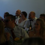 Ida holder tale/viser diasshow med billeder og indspillet sang