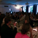 Ida holder tale/viser diasshow med billeder og indspillet sang