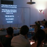 Ida holder tale/viser diasshow med billeder og indspillet sang