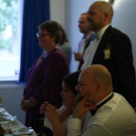 Ida holder tale/viser diasshow med billeder og indspillet sang