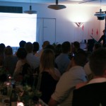 Ida holder tale/viser diasshow med billeder og indspillet sang