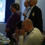 Ida holder tale/viser diasshow med billeder og indspillet sang