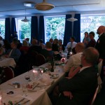 Ida holder tale/viser diasshow med billeder og indspillet sang