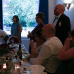 Ida holder tale/viser diasshow med billeder og indspillet sang