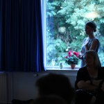 Ida holder tale/viser diasshow med billeder og indspillet sang