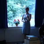 Ida holder tale/viser diasshow med billeder og indspillet sang