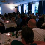 Ida holder tale/viser diasshow med billeder og indspillet sang