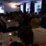 Ida holder tale/viser diasshow med billeder og indspillet sang