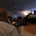 Ida holder tale/viser diasshow med billeder og indspillet sang