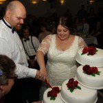 Første stykke kage skæres