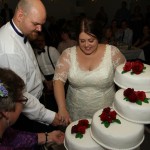 Første stykke kage skæres