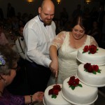 Første stykke kage skæres