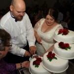 Første stykke kage skæres