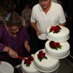 Maibritt skærer kage til resten af selskabet