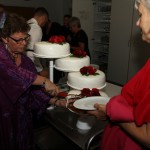 Maibritt skærer kage til resten af selskabet